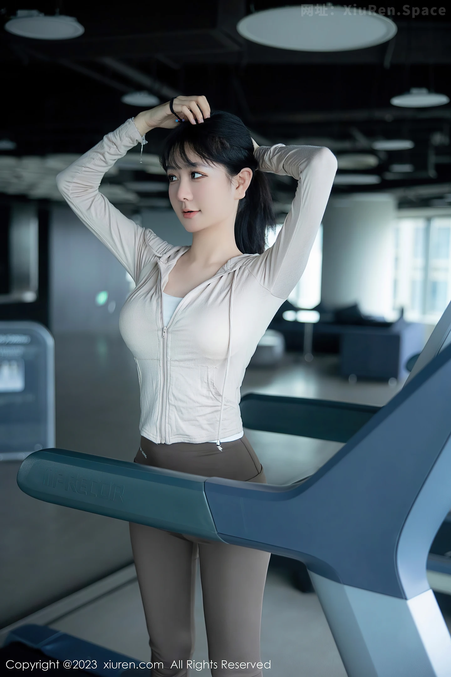 图片[2]-[XiuRen秀人网]2023.05.05 NO.6683 健身房运动美女 幼幼 紧身小背心加瑜伽裤性感私房写真集-秀人网官方网站